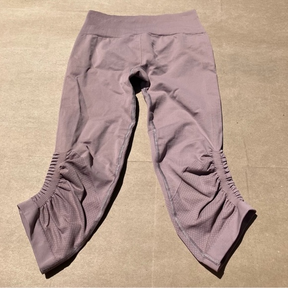 Lululemon Awakening Crop Taryn Toomey Collection 17” Misty Mauve - Size 6 - Picture 10 of 11